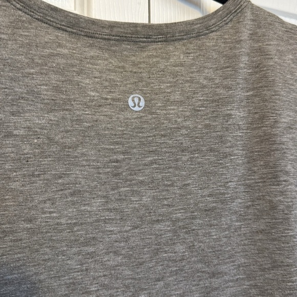 Lululemon cropped ruched hem T shirt - Picture 4 of 6